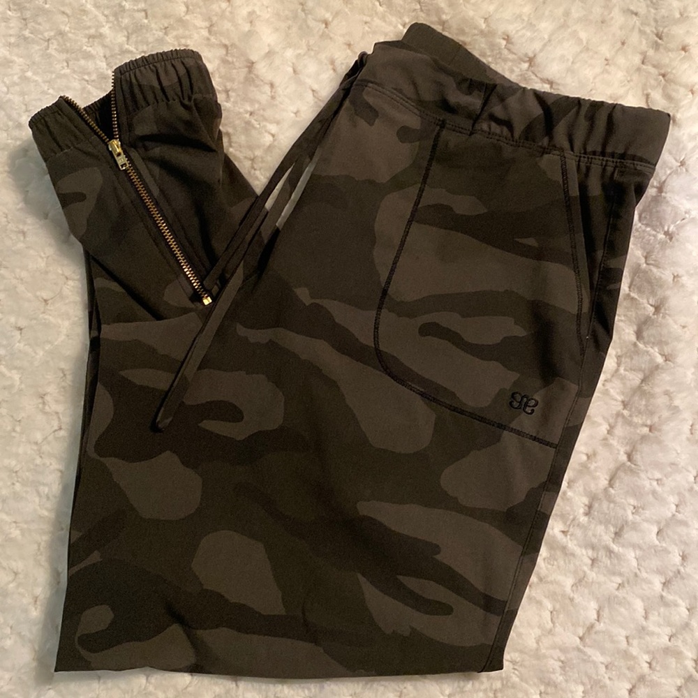Albion Fit Camo Jetsetters, Medium Petite!